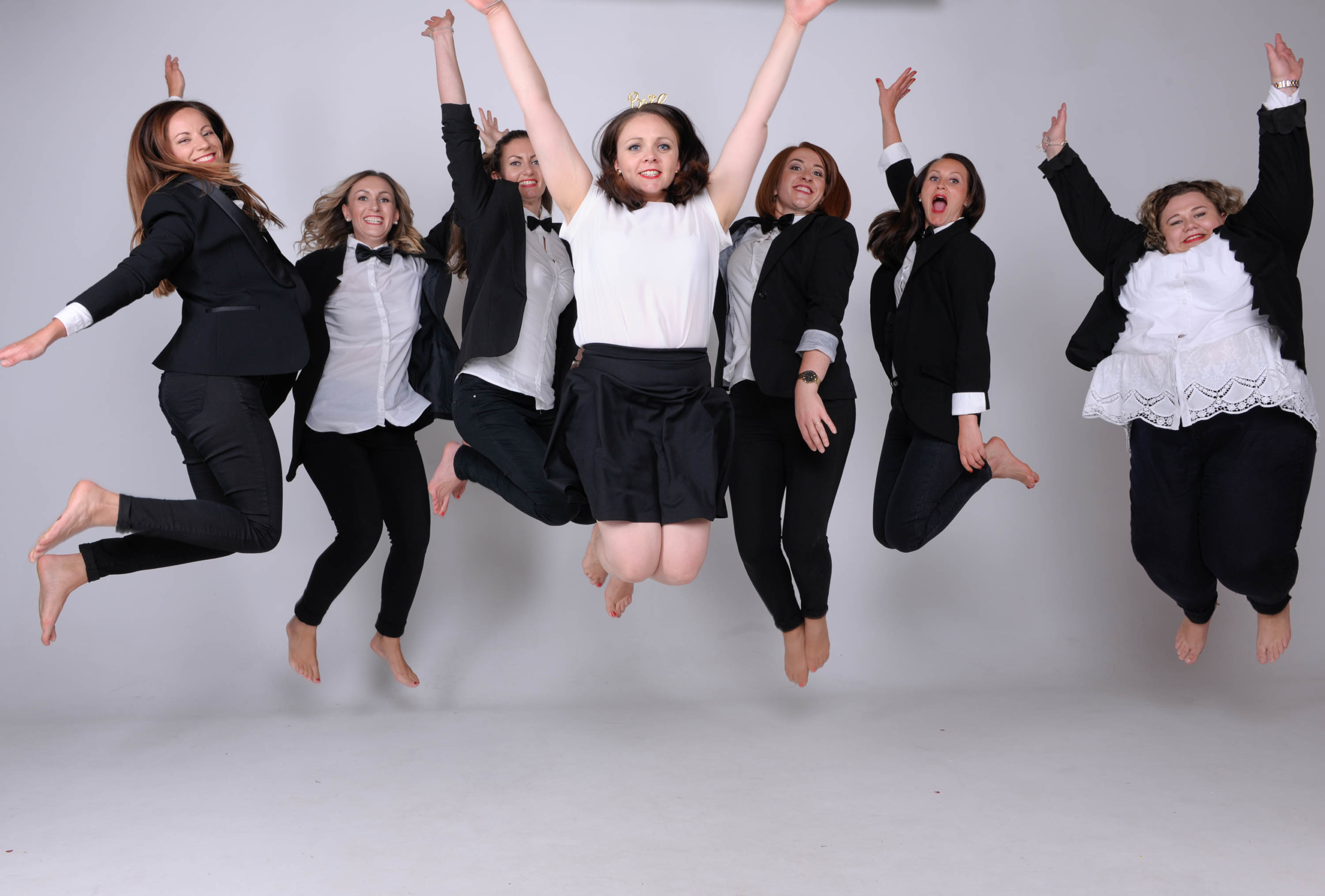 Frauen springen hoch im Fotostudio