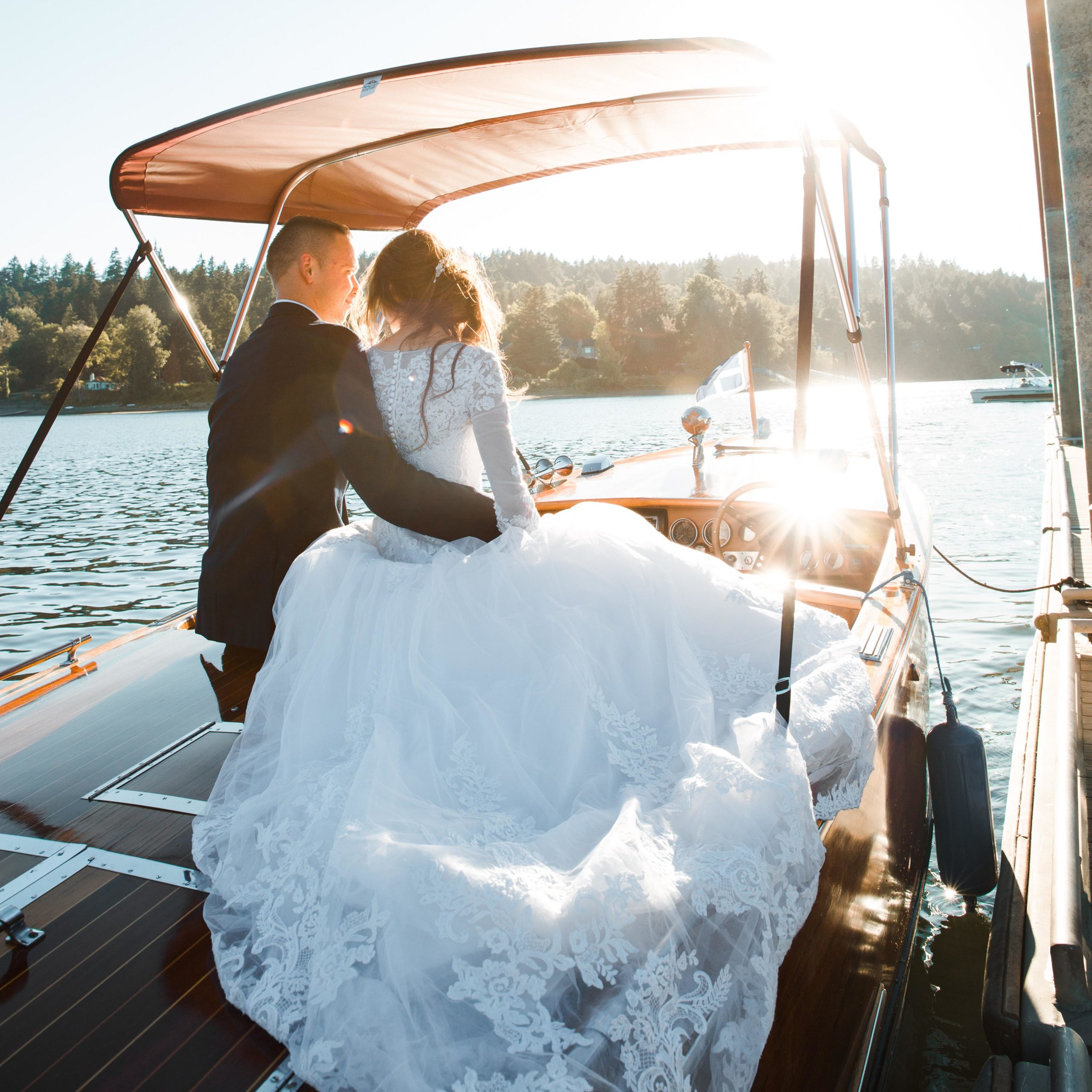 Hochzeitspaar auf dem Boot